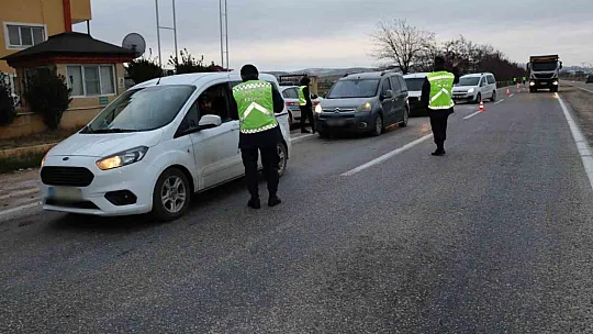 Çakar lamba yasağına uymayan 195 sürücüye ceza