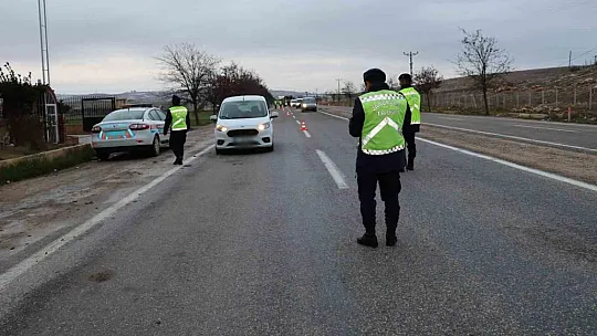 Çakar lamba yasağına uymayan 195 sürücüye ceza