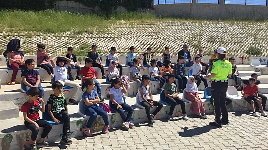 Siirt'te çocuklar trafik kurallarını yerinde öğreniyor