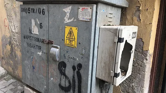 Siirt'te Tahrip Edilen Elektrik Panosu Tehlike Saçıyor