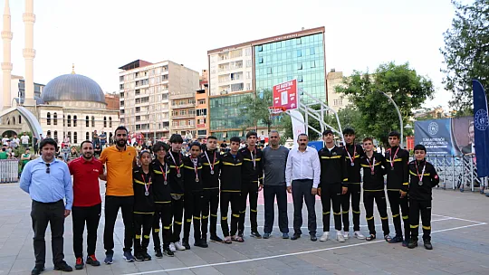 Siirt'te Düzenlenen 'Sokaklar Bizim 3X3 Basketbol Gençlik Kupası' Şampiyonu Belli Oldu