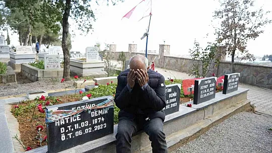 Depremde 3 çocuğunu ve eşini kaybeden baba günde iki kez mezarlığa gidiyor