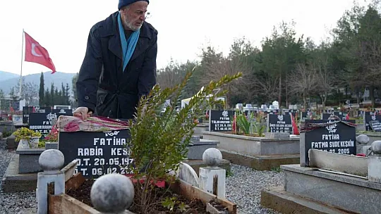 Depremde eşi ve kızını, 10 ay sonra da engelli oğlunu kaybetti, 6 Şubat sabahına mezarlıkta girdi