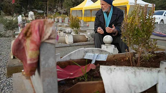 Depremde eşi ve kızını, 10 ay sonra da engelli oğlunu kaybetti, 6 Şubat sabahına mezarlıkta girdi