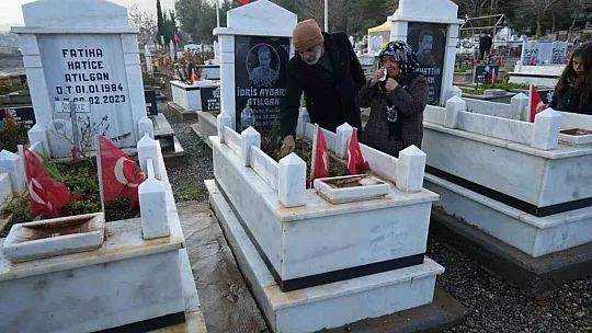 Depremde oğlu, gelini ve torunu kaybetti, kelimeler boğazına düğümlendi