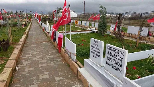 Depremde ölenlerin mezar taşlarındaki her bir yazı hüzne boğuyor