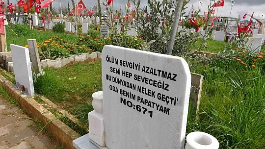 Depremde ölenlerin mezar taşlarındaki her bir yazı hüzne boğuyor