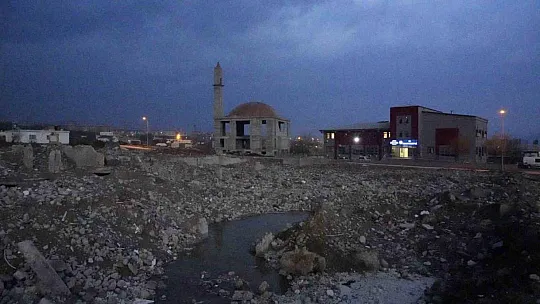 Depremde yıkılan mahallede bir tek cami ayakta kaldı