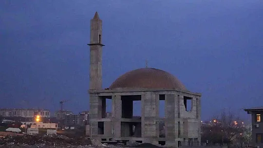 Depremde yıkılan mahallede bir tek cami ayakta kaldı