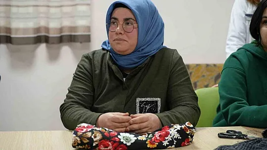 Depremden etkilenen karı-koca, geçimlerini kendi yaptıkları el emeği ürünlerle sağlıyor
