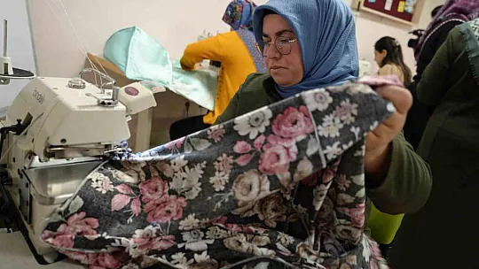 Depremden etkilenen karı-koca, geçimlerini kendi yaptıkları el emeği ürünlerle sağlıyor