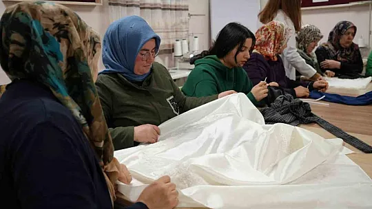 Depremden etkilenen karı-koca, geçimlerini kendi yaptıkları el emeği ürünlerle sağlıyor