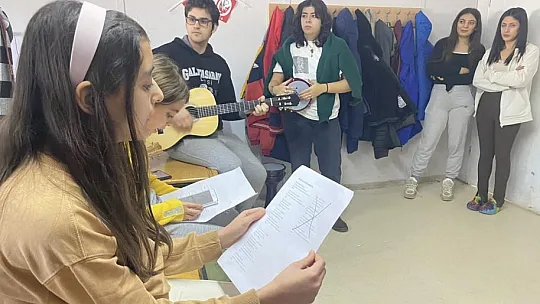 Depremzede öğrenciler çeşitli etkinliklerle eğleniyor