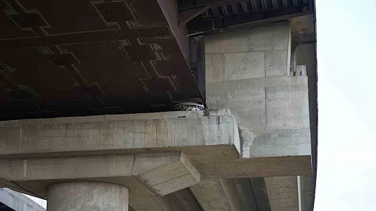 Dev viyadüklerdeki genleşme derzleri ve deprem takozlarındaki bozulmalar çelik malzemelerle giderildi