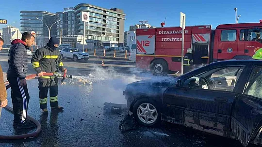 Diyarbakır'a bakımdan yeni çıkan otomobil test sürüşünde alevlere teslim oldu