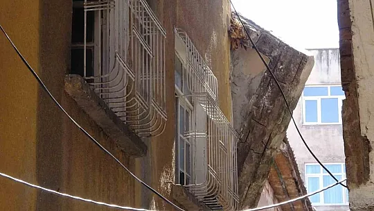 Diyarbakır'da ağır hasarlı müstakil evin çatısı çöktü