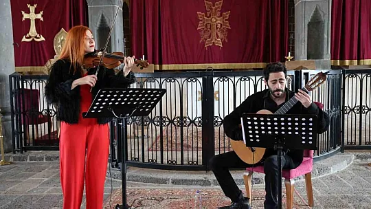 Diyarbakır'da asırlık kilisede klasik müzik konseri