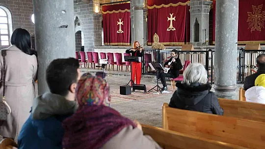Diyarbakır'da asırlık kilisede klasik müzik konseri