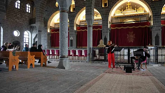 Diyarbakır'da asırlık kilisede klasik müzik konseri