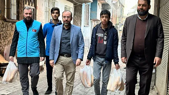 Diyarbakır'da cami öğrencilerinden 'askıda ekmek' uygulaması
