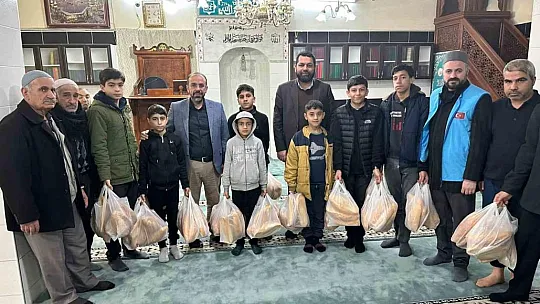 Diyarbakır'da cami öğrencilerinden 'askıda ekmek' uygulaması