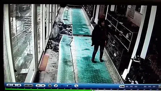 Diyarbakır'da camide ayakkabı hırsızlığı kamerada