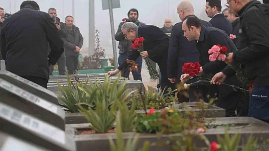 Diyarbakır'da depremde hayatını kaybedenlerin mezarlarına karanfil bırakıldı