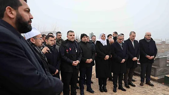 Diyarbakır'da depremde hayatını kaybedenlerin mezarlarına karanfil bırakıldı