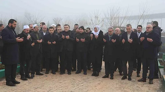 Diyarbakır'da depremde hayatını kaybedenlerin mezarlarına karanfil bırakıldı