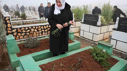 Diyarbakır'da depremde hayatını kaybedenlerin mezarlarına karanfil bırakıldı