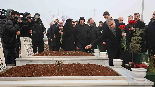 Diyarbakır'da depremde hayatını kaybedenlerin mezarlarına karanfil bırakıldı