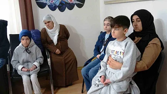 Diyarbakır'da memurun yazışma hatası nedeniyle 20 kelebek hastasının boğaz ameliyatı ertelendi