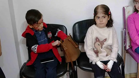 Diyarbakır'da memurun yazışma hatası nedeniyle 20 kelebek hastasının boğaz ameliyatı ertelendi