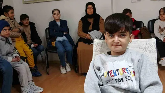Diyarbakır'da memurun yazışma hatası nedeniyle 20 kelebek hastasının boğaz ameliyatı ertelendi