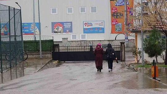 Diyarbakır'da okul önünde kaza, facianın eşiğinden dönüldü