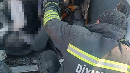 Diyarbakır'da otomobil ile kamyon çarpıştı: 2 ölü, 1 ağır yaralı