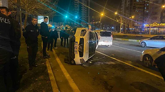 Diyarbakır'da seyir halinde el freni çekilen otomobil takla attı