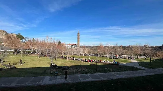Diyarbakır'da surlardan düşen çocuk ağır yaralandı