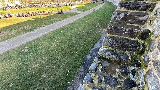 Diyarbakır'da surlardan düşen çocuk ağır yaralandı