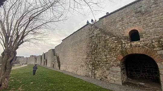 Diyarbakır'da surların merdiveninden yuvarlanan kız yaralandı
