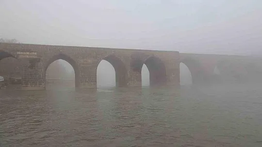 Diyarbakır'da tarihi yapılar sis altında kaldı