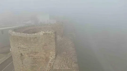 Diyarbakır'da tarihi yapılar sis altında kaldı