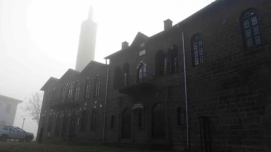 Diyarbakır'da tarihi yapılar sis altında kaldı
