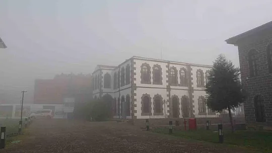 Diyarbakır'da tarihi yapılar sis altında kaldı