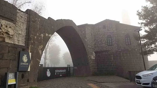Diyarbakır'da tarihi yapılar sis altında kaldı