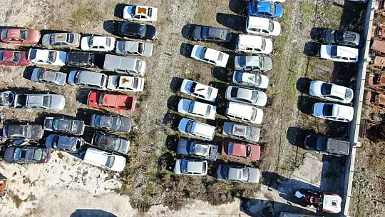 Diyarbakır'da yediemin otoparkında yaklaşık 100 milyon lira değerinde yüzlerce araç sahibini bekliyor
