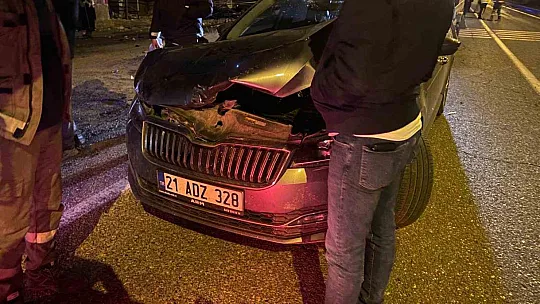 Diyarbakır'daki feci kazada beton direğe çarpan araç hurdaya döndü: 1 ağır yaralı