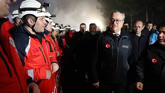 Diyarbakır Valisi, depremde arama-kurtarma çalışmalarına katılan ekiplerle bir araya geldi