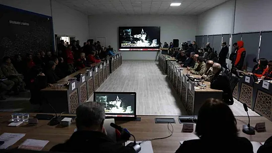 Diyarbakır Valisi, depremde arama-kurtarma çalışmalarına katılan ekiplerle bir araya geldi