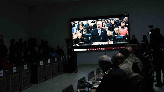 Diyarbakır Valisi, depremde arama-kurtarma çalışmalarına katılan ekiplerle bir araya geldi